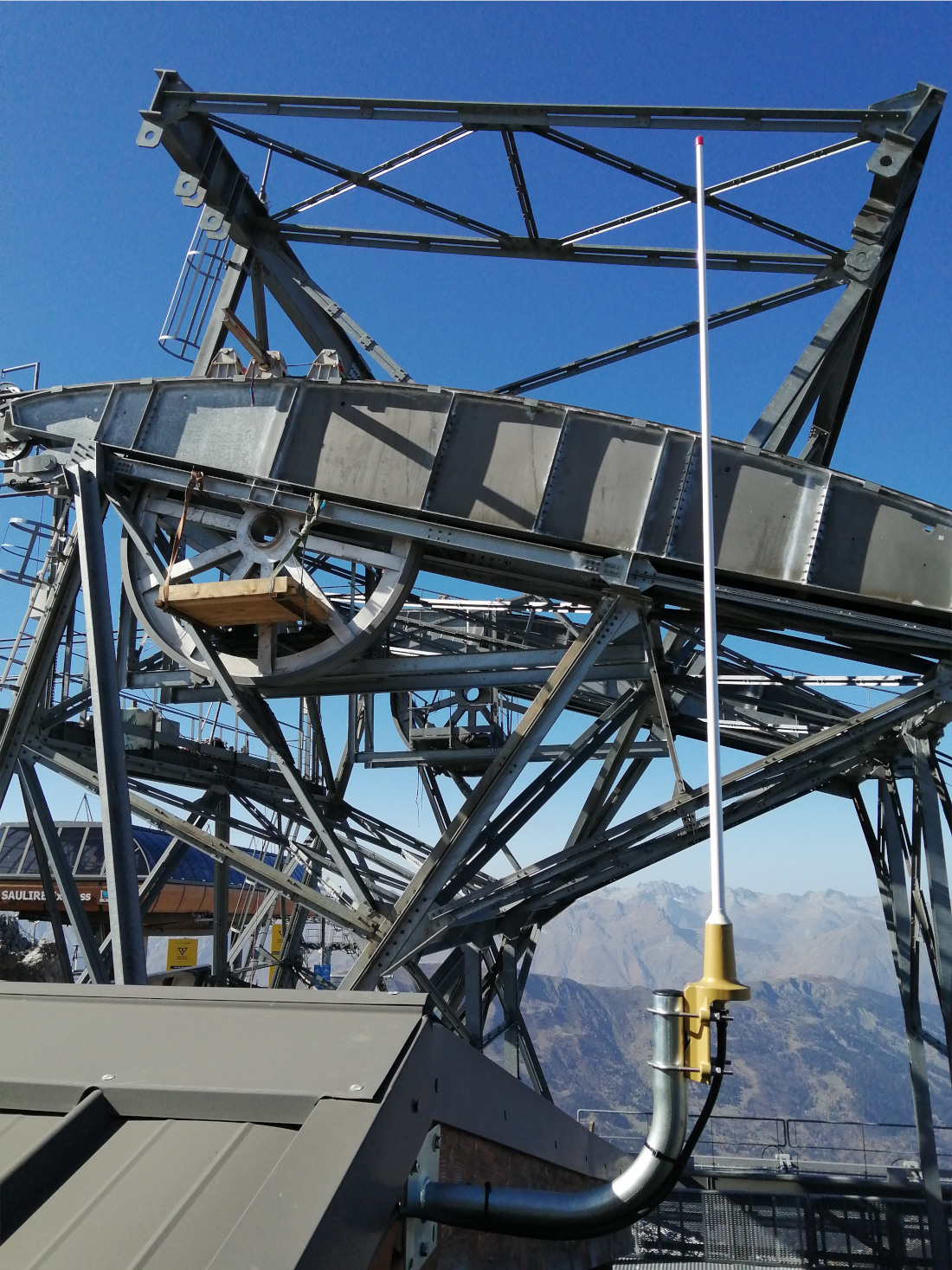 Installation d'antenne en toiture